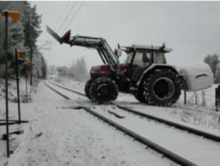 Som følge av dette ble det nødvendig å tillate kryssende trafikk via planoverganger, eller det ble noen steder bygget undergang eller overgangsbru.