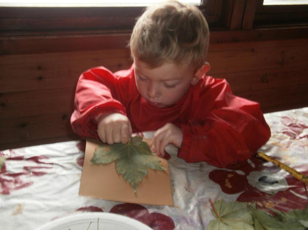 En annen aktivitet var bladavtrykk. De malte direkte på blader med tre høstfarger (grønn, gul og oransje), og trykket deretter bladene på et brunt ark.