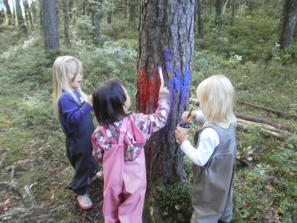 Male ute med ulike objekter hentet fra naturen En dag vi var på tur tok vi med oss maling og malekoster. Vi delte barna i små grupper med tre barn i hver gruppe.