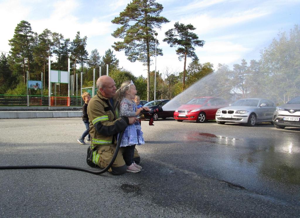 BRANNVERN Barna deltar i to brannøvelser pr. år i barnehagen. Vi har et godt samarbeid med Molde brannvesen og bruker pedagogisk materiale fra dem.