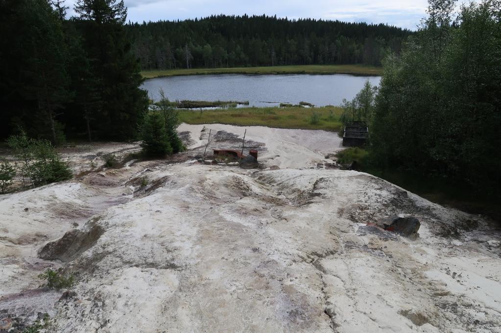 Figur 6. Avgangsmassene etter prosesseringen, med avløp direkte til Putten. Foto: Helge B. Pedersen. Figur 7. Det er satt opp informasjonsskilt ved avgangsmassene om at sanden inneholder miljøgifter.