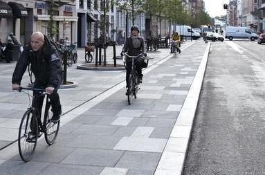 Envegsregulert sykkelveg (med fortau) innebærer at man sykler på et eget nivå (opp fra biltrafikken, og ned fra de gående sitt areal).