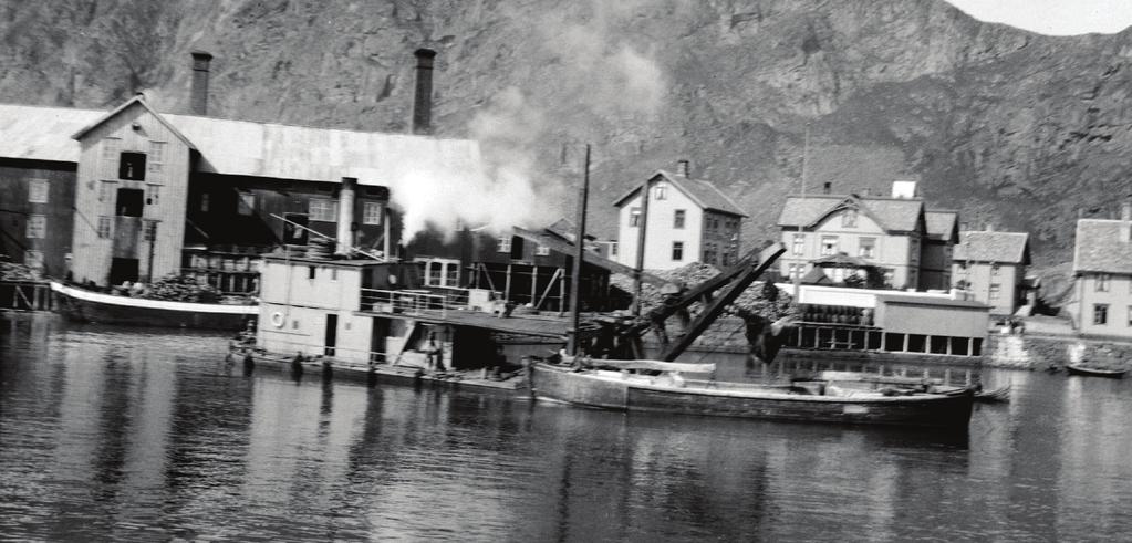 Bildet viser mudring med Ekskavator 5 i 1924. Statens havnevesen og det senere Kystverket har siden 1880 og frem til i dag bygget flere moloer og gjennomført flere utdypninger.