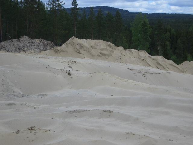 Foto: Avdekket område med fine sandmasser på brinken sett mot nordvest. 2.06 OVERORDNEDE PLANER / TIDLIGERE SAKSUTREDNING I gjeldende kommuneplan er planområdet angitt som arealkategori LNF-område.