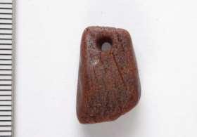 Anheng av rav I nedre del av felt 2 ble det funnet et anheng av rav. Anhenget ble funnet i kulturlagskontekst datert til 4228 3968 f.kr, (5238±36 BP, Ua-45993). sammen med funn av snorornert keramikk.