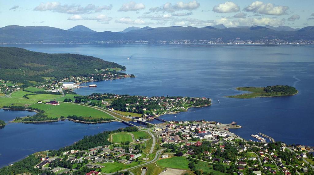 Livet på landet Vestnes kombinerer bymiljøet med livet på landet med sine tette tilknytninger til gård og natur, her