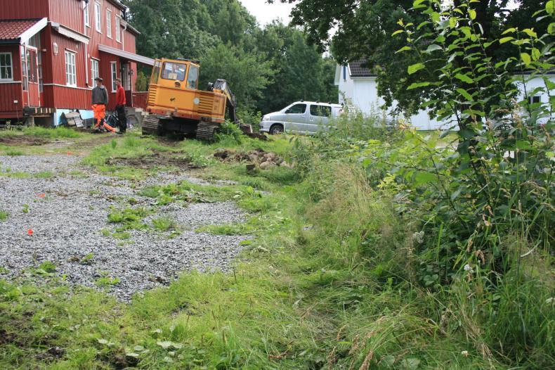 Planområdet ligger sør og sørvest for bolighuset på eiendommen, der det nå ligger en parkeringsplass i sørvest og en gangsti fra veien og inn til huset.