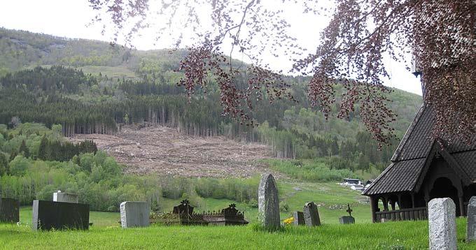 no Foto til venstre: Kirkens sørside.