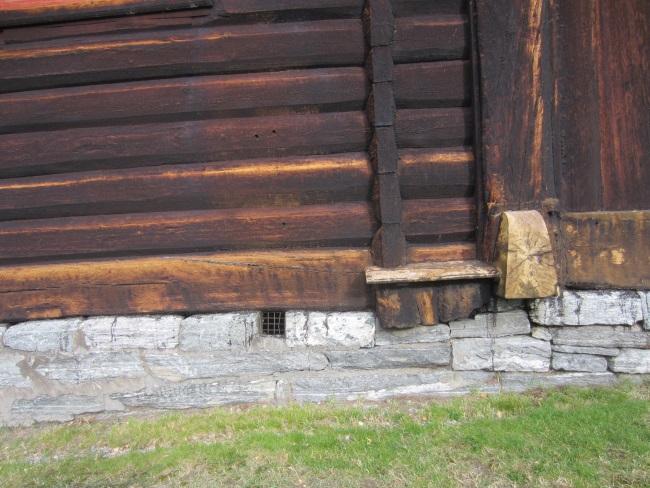 Lom stavkirke sett fra sydvest Kirka sett fra sydøst. Kirka sett fra nordvest. Kirka sett fra nordøst. 3.2 Eksteriør Lom stavkirke er en forholdsvis stor korskirke.