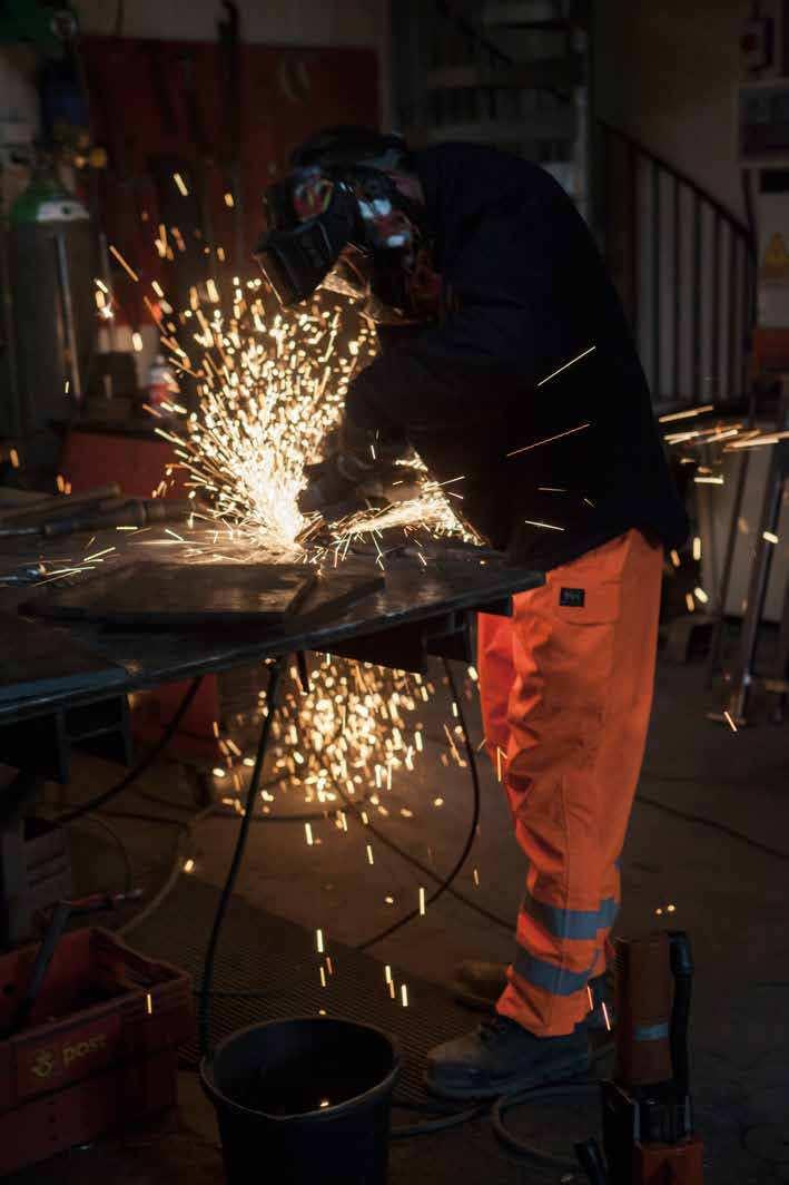 FLAMMEHEMMENDE BESKYTTELSESKLÆR KLÆR SOM BESKYTTER MOT VARME OG FLAMMER Denne standarden spesiiserer ytelseskravene for plagg som er laget av leksible materialer, som er utformet for å beskytte