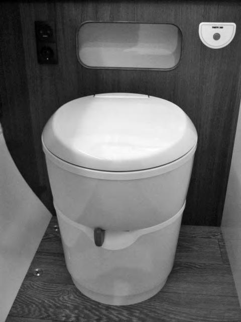 8. Vann Bruk av benktoalett Toalettet skal brukes med åpen skyver. For å åpne skyveren, må betjeningsknappen/håndtaket (alt etter utførelse) dreies/skyves mot klokken.