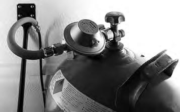 9. Gassanlegg Tilkoble gassregulator til gassflaske Regulatorer og ventiler Bruk utelukkende spesielle kjøretøys regulatorer med sikkerhetsventil.
