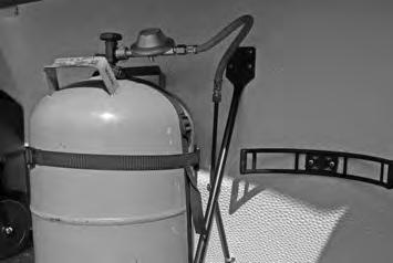 9. Gassanlegg 9.2 Gassforsyning Campingvognen er utstyrt med flasker for flytende gass (gassflaske ikke med i standardutstyret).