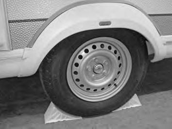 Trekkvogn: Trekk til håndbrekket, sett kjøretøyet i gir og sørg for at hjulene peker rett fram, eller sett girspaken i «P» på kjøretøyer med automatikgir.