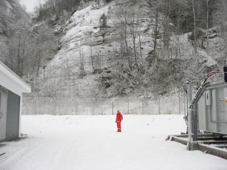 Side 4 Anlegget ligger i Luster kommune i Sogn og Fjordane fylke. Anlegget skal eies av Hydro Energi AS. 2.1 Tidsplan for gjennomføring Ledetid for prosjektet estimeres til 1 år og 1 måned.