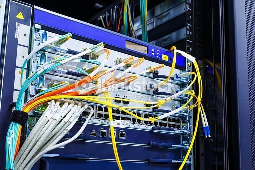 35 Nettverksinfrastruktur 36 Oppbyggingen av et datasenter krever en omfattende nettverksinfrastruktur, som fiberkabler, nettverkskabler, kabelgater, racks, switcher og annet teknisk utstyr som er