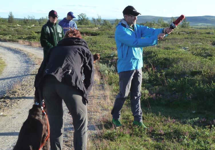 Kurset bestod av flere deler. Vi begynte med ro i skudd med dummy-kaster med påfølgende apporttrening. Det som skal apporteres, en dummy, skytes ut. Da får man smell tilsvarende en jaktsituasjon.