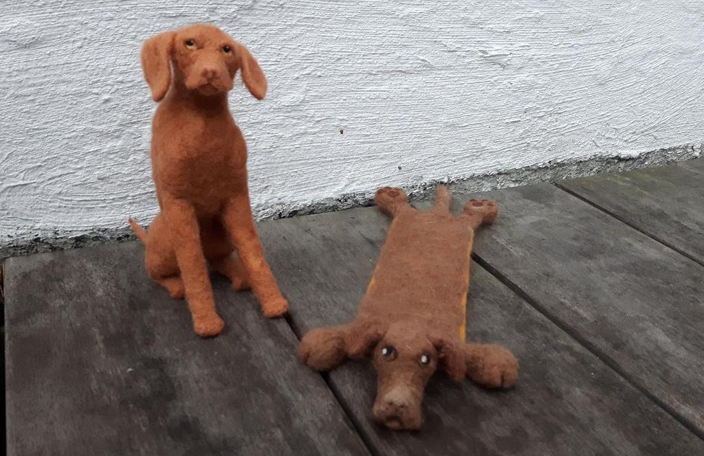 og Etsy.com. Stor trevizsla, cirka 40 centimeter lang, kjøpt i en liten butikk i England.