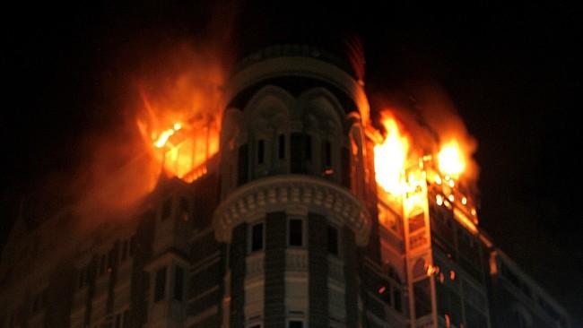 Taj Majal under terrorangrepet i Mumbai for to år siden.