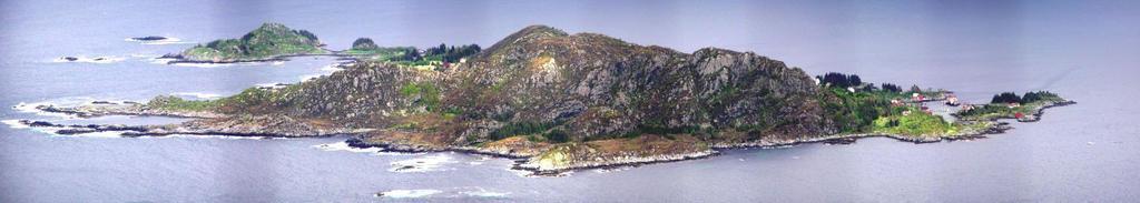 en kirke på Silda. Denne sto ved Kyrkjeneset og ble revet på 1580-tallet, da den ble avløst av ny kirke på Vågsøy. Det står i dag en minnestein ved den gamle kirketuften.