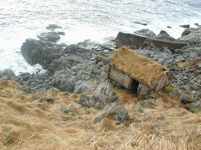 Nordre Oppedal er et åpent og frodig landskap som strekker seg innover dalen, i Søre Oppedal ligger gårdene ved veien, her er det trangt mellom strandområdet og fjellfoten.