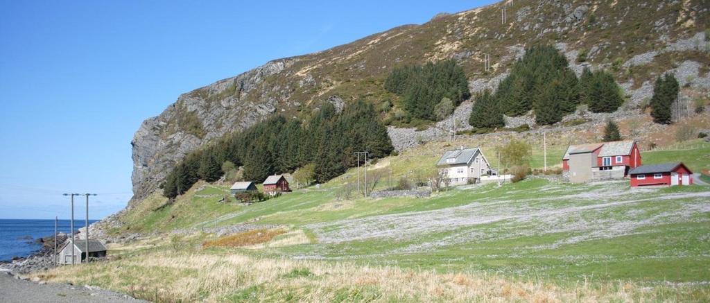 Det er i dag blandet bebyggelse av eldre og nyere bygninger i begge bygdene, og avspeiler den tradisjonelle næringsveien med kombinasjon av jordbruk og fiske.