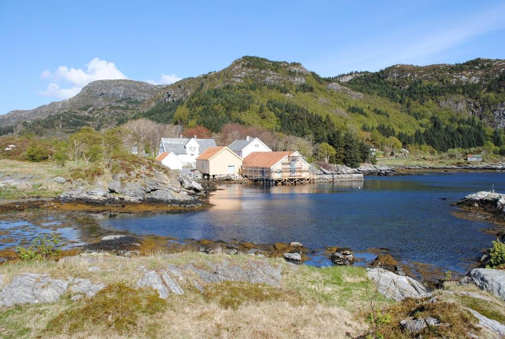 Husevåg. Kulturmiljøet Måløy (10) er et bymiljø, i tillegg til den tidlige historien der Måløya inngår som tingsted og senere handelssted.