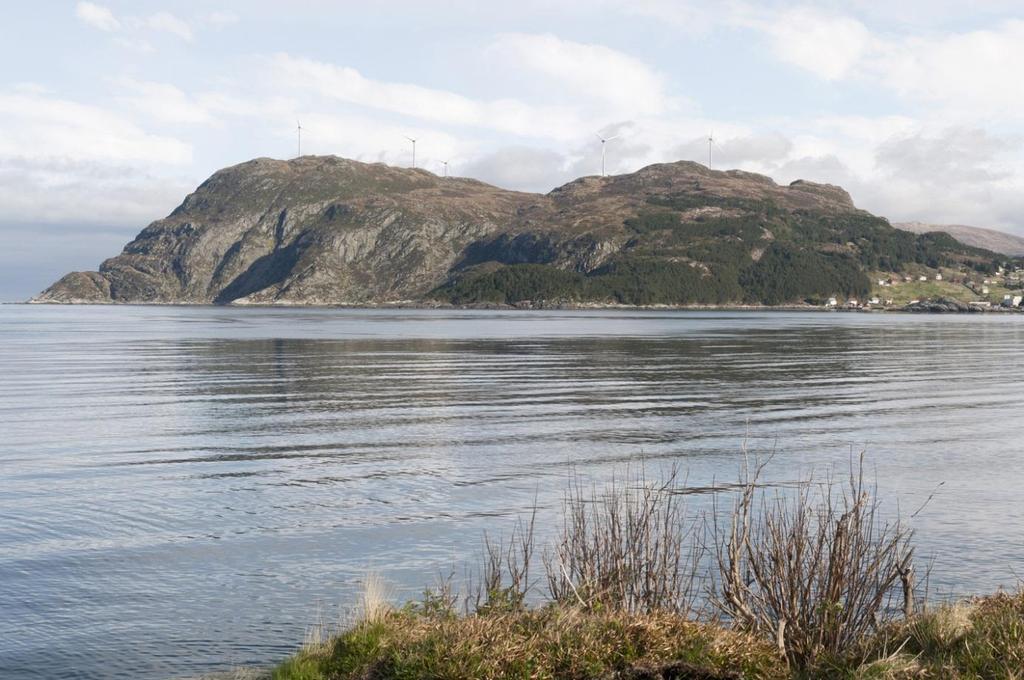 12. Husevåg Verdi: Liten - middels Avstand til turbiner: > 3 km Synlige turbiner: 0-8 Fra nordsiden av Husevågøy vil alle turbinene kunne synes, mens det fra sørsiden av øya ikke vil være noen