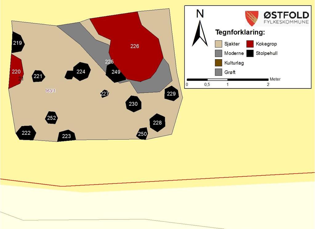 Sjakt 21, lokalitet ID218368 Orientering: Øst - vest Mål: 4,2 x 3,2 meter Stolpehull: 11 Kokegroper: 2 Grøfter: 2 14 C 1 stk.