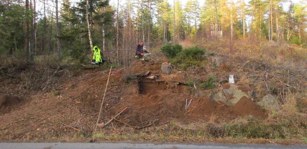 685) ble utbedret og utvidet fra en lokal grusvei til den utgaven vi ser i dag (vår 2016). En av haugene lå rett og slett ikke der den er oppgitt til å ligge.