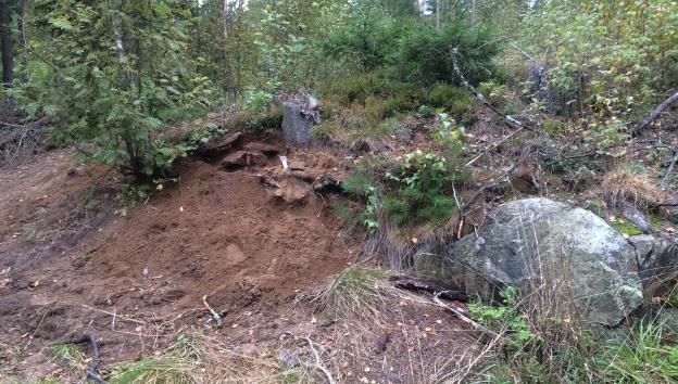 Funnene avtar mot øst. K2, keramikk in situ. Stratigrafien i haugen er ikke entydig. I toppen er det som nevnt et tynt torvlag, over gråbeige sand og spredt trekull.