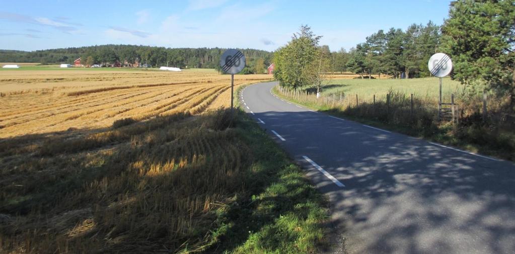 I øst skråner terrenget mot sør, men dette avtar videre nordvestover langs veien. Høyden over havet er mellom 164,5 meter i sørøst og 175 meter i nordvest.