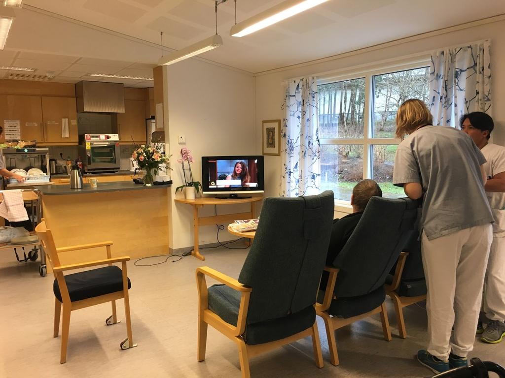 Middag Som med lunsj og frokost blir middag servert til brukerne i dagligstue eller på rommet. Brukerne har liten påvirkning på hva som blir servert til middag.