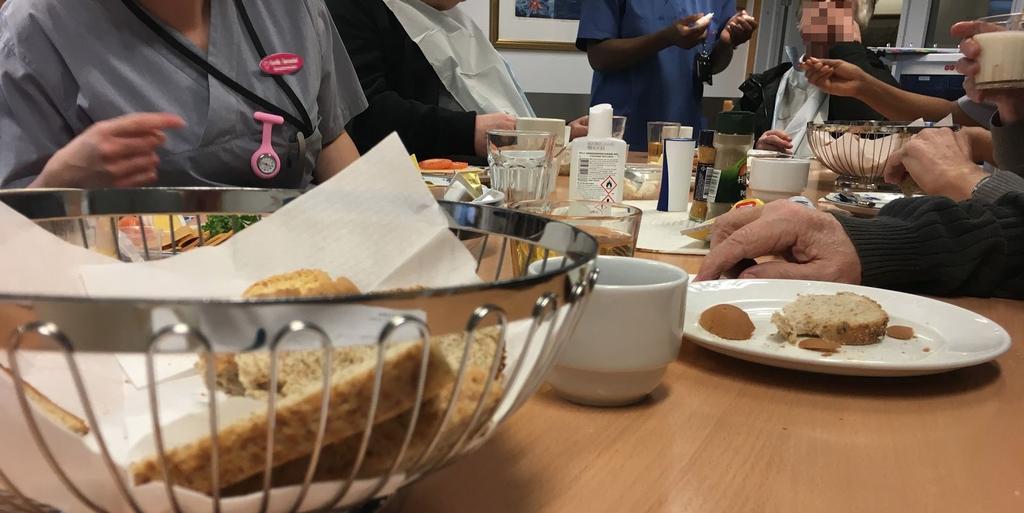 Frokost Ca kl 0900 er det frokost. Denne blir servert i dagligstuen og brukerne spiser sammen. Alt står klart på bordene. Brukere som trenger hjelp, får hjelp til å smøre maten sin.