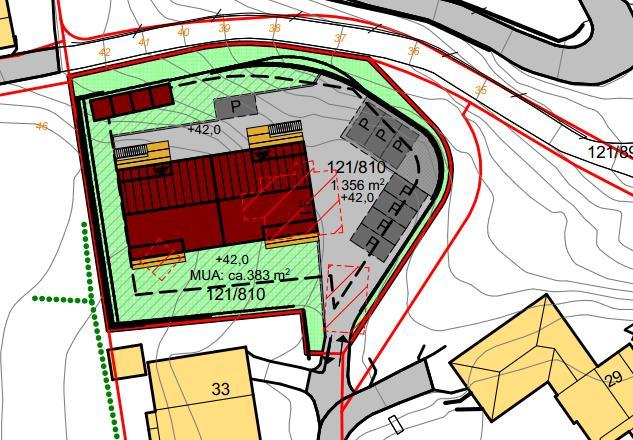 Til venstre er situasjonsplanen slik den ble fremlagt til forhåndskonferansen i mai 2015. Til høyre er situasjonsplanen som fulgte byggesøknaden.