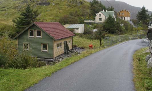 I bakgrunnen skimtes boligen til handelsmannen, her var det før både bolig og butikk. Nå drives butikkvirksomheten fra et eget hus.