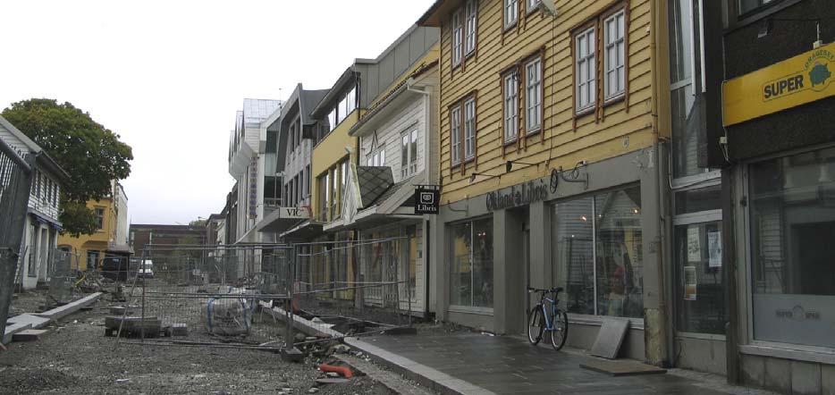 Til høyre Strandgata 44 der vinduene er skiftet til vippevinduer med løse sprosser, nabohuset Strandgata 46 var blitt endret