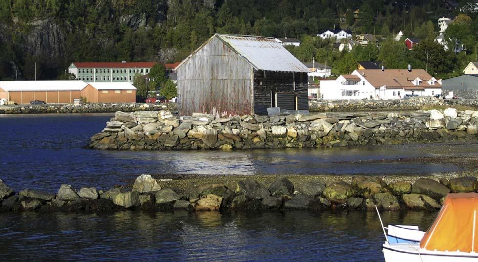 Ny industri er etablert, boligbyggingen har økt og ved kaia er kafé, dagligvarehandel, post og andre servicefunksjoner samlet i et nybygg ved den nye kaia. 1401-0118-002.