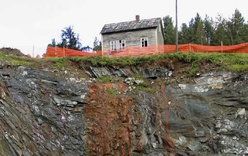 Vegene i Floraområdet følger bebyggelsen, og ligger derfor langs fjordene. Vegsystemet var utbygd da SEFRAK-registreringen kom i gang. I 2003 var arbeidet med forbedring av Rv.