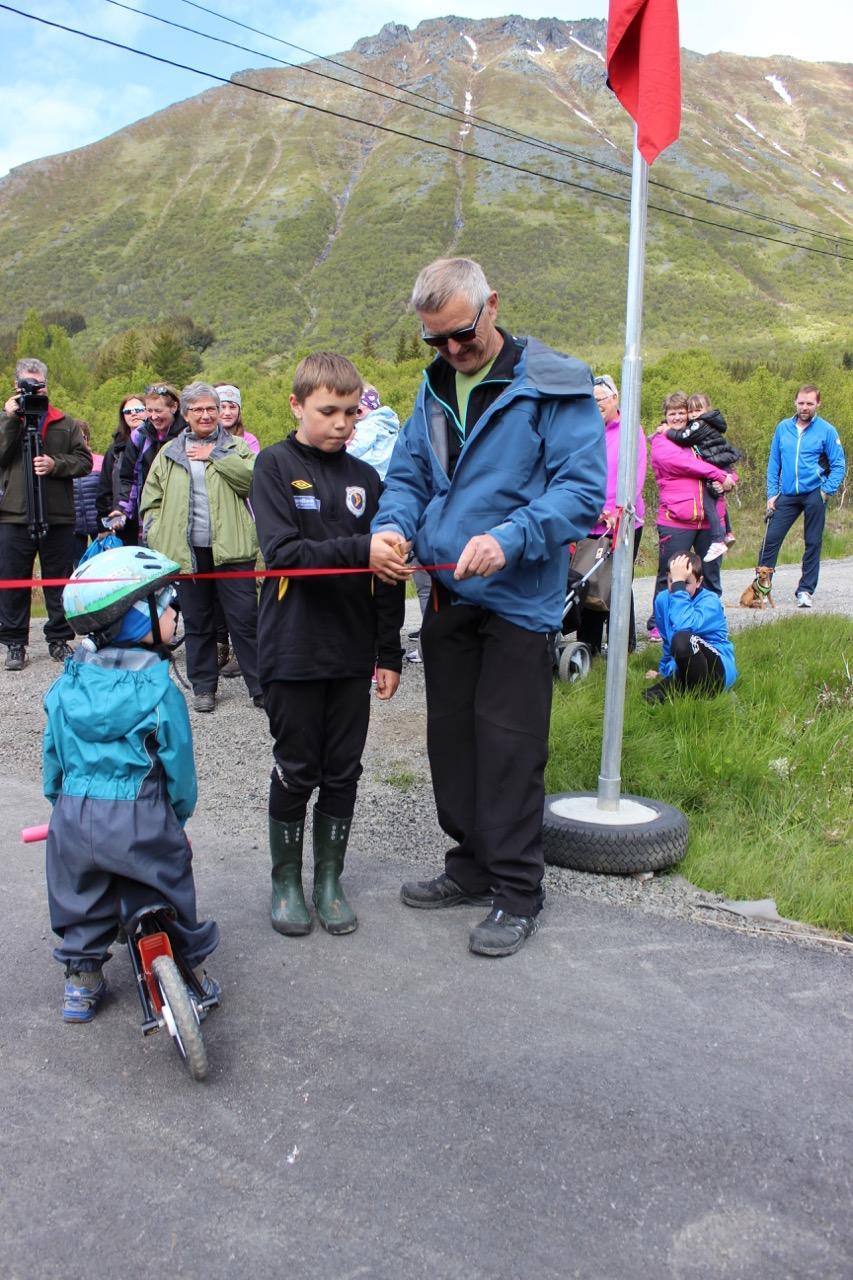 Søndag 21. juni kunne vi så foreta den offisielle åpningen av løypa. Været var perfekt, og masse folk var møtt opp.