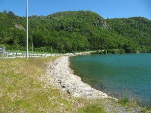 Figur 4-7: Tilrettelagt oppholdssone langs fjorden ved Lene (t.v.) og Lene sett fra E39 (t.h.). (fotograf: BSJ) På vestsiden av Lenefjorden ligger grenda Lindelia.