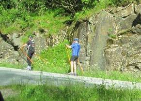 Elveløpet varierer både i bredde og i intensitet: Stille strekninger avløser stryk, og smalere strekninger går over i strekninger med delt elveløp og øyer.