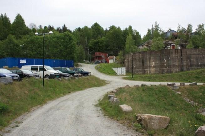 Det er mulig å gå langs bryggeområdet ved Falck Nutec, men det er ikke forbindelse mellom brygga og strandsonen i sør på grunn av bebyggelse.