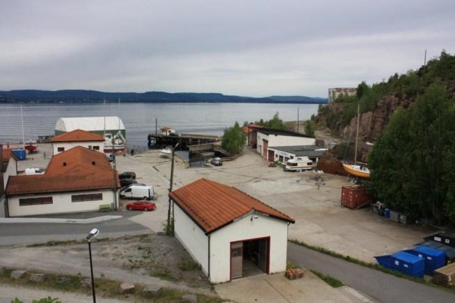 På grunn av høydeforskjell mellom grusveien og fjorden, oppleves tilgjengeligheten til vannet som redusert.