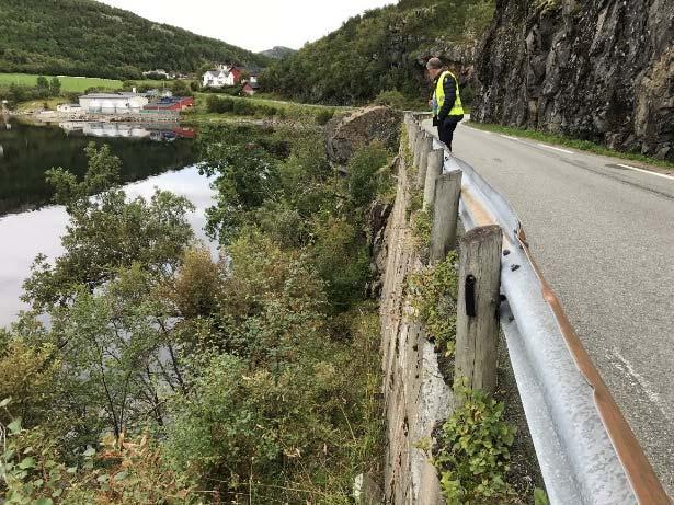 Tiltak 3: Gartnesodden (se vedlegg C002) T.v foto av svingen, sett mot nor. T.h foto av området som må utbedres, øst for svingen.