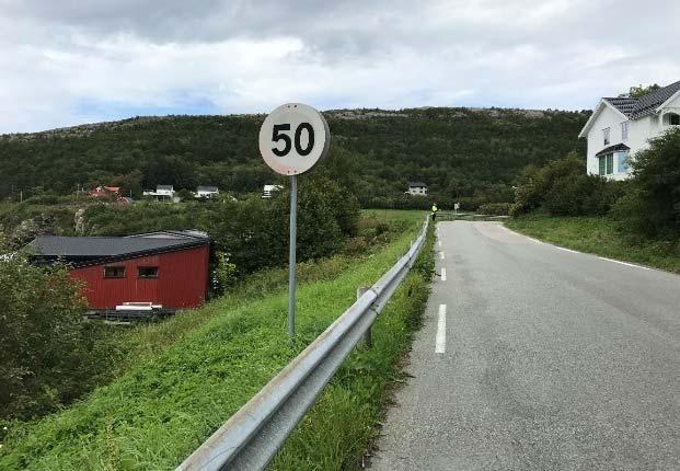 Tiltak 4: Lunnfjorden ved Tore Løkke (se vedlegg C003) T.v. foto som viser vegen sett mot nord forbi bolighuset og t.h vegen sett mot svingen sørover.