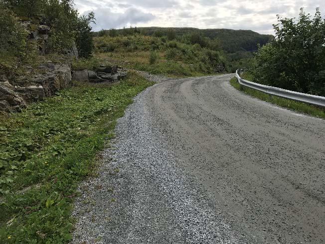 Sving ved avkjørsel til hyttefelt utvides på innsiden, beholder kantlinjen på venstre side.