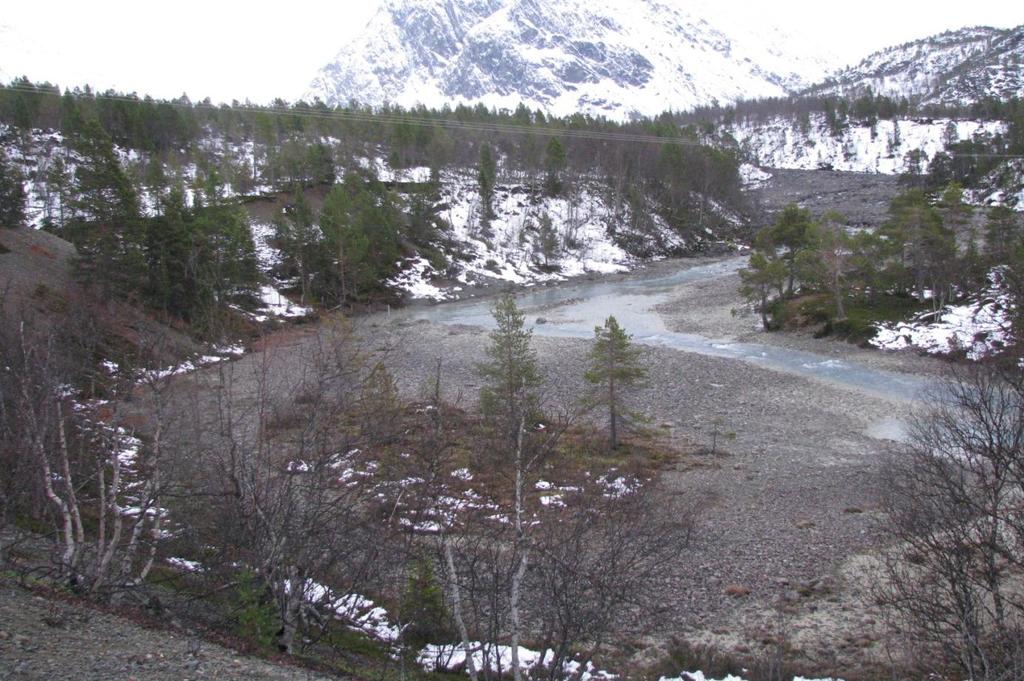 Grunnvannsundersøkelser i områdene Sjursnes, Lakselvbukt og Olderbakken 25 Figur 10: Bilde av Fugldalselva like ovenfor utløpet i fjorden. Elveløpet har erodert seg ned i breelvvifta.