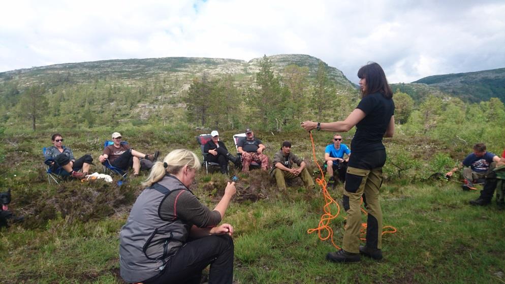 Laurdag starta med presentasjon av hund og fører, deretter vart det ein god time med teori, Før det bar ut i terrenget for å legge ut 2 spor kvar, der dei gjekk eine sporet før mat, og det andre