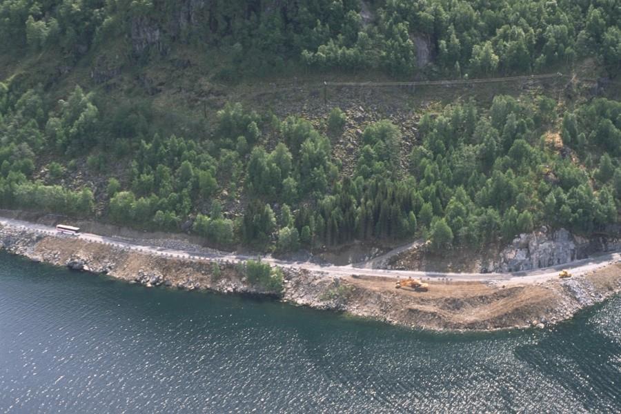 Side 27 av 38 vegtrasseane godt synlege i fjordlandskapet. Musskjerneset ligg rett vest for Sundal, men slik at neset ikkje er synleg frå sjølve bygda og Bondhusdalen.